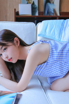 她踩着面包归来